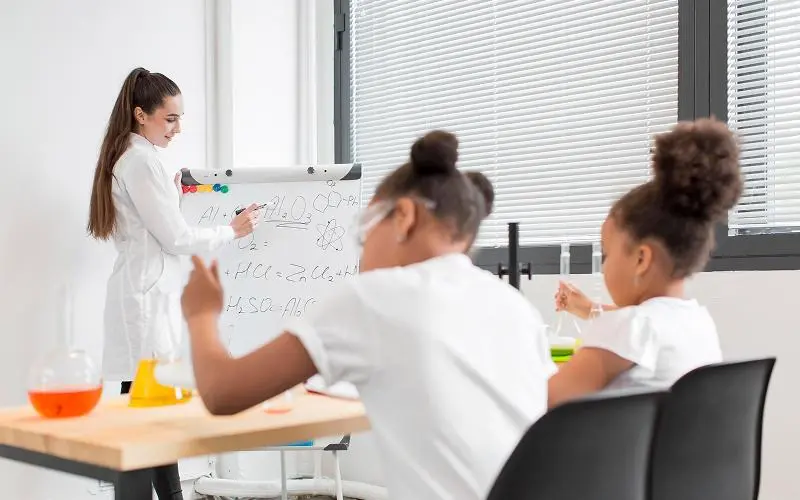 Chemistry Tuition Centre in Singapore: 4 Things to Check in a Tutor’s Track Record Before Enrolling