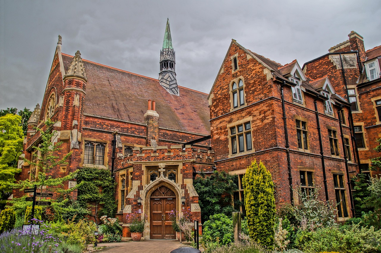 Hammerton college, cambridge, uk — Differences Between Tournament and Cash Game Strategy